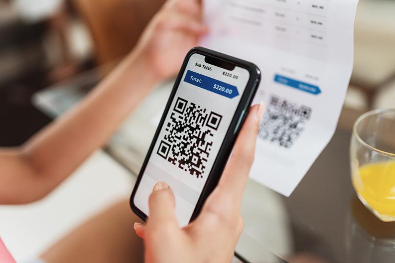 Celular escaneando o código de barras de um boleto